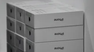У российских продавцов электроники накопились запасы флагманских смартфонов Apple и Samsung. Из‑за снижения спроса и падения покупательной способности ритейлеры вынуждены заметно снижать цены и распродавать устройства с крупными скидками.
