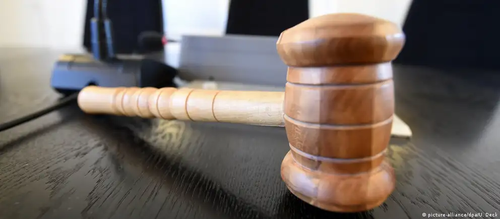 Советский районный суд Воронежа приговорил 24‑летнего мужчину к году исправительных работ по статье о демонстрации запрещённой символики. Дело основано на рапорте Центра «Э»; ранее Верховный суд признал соответствующее объединение экстремистским.