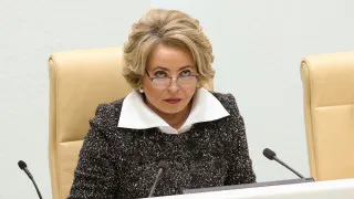 Спикер Совета Федерации Валентина Матвиенко назвала «обезлюживание территорий» стратегической угрозой и призвала россиян переселяться в частные дома, заводить большие семьи и участвовать во всероссийской акции по посадке цветов на фоне рекордного падения рождаемости.