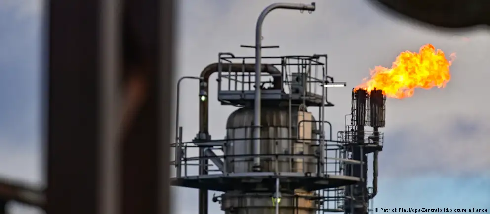 С мая 2026 года Россия планирует остановить транзит казахстанской нефти в Германию по трубопроводу «Дружба». Поставки затронут крупнейший НПЗ в Шведте, который почти полностью обеспечивает потребности Берлина и Бранденбурга. Эксперты обсуждают мотивы решения и возможные экономические последствия.