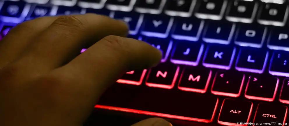 Ассоциация компаний связи сообщает, что Минцифры планирует приравнять VPN-контент к зарубежному трафику и ввести за него плату в первую очередь для мобильных сетей; операторы могут начать фильтровать или удорожать доступ к зарубежным каналам.