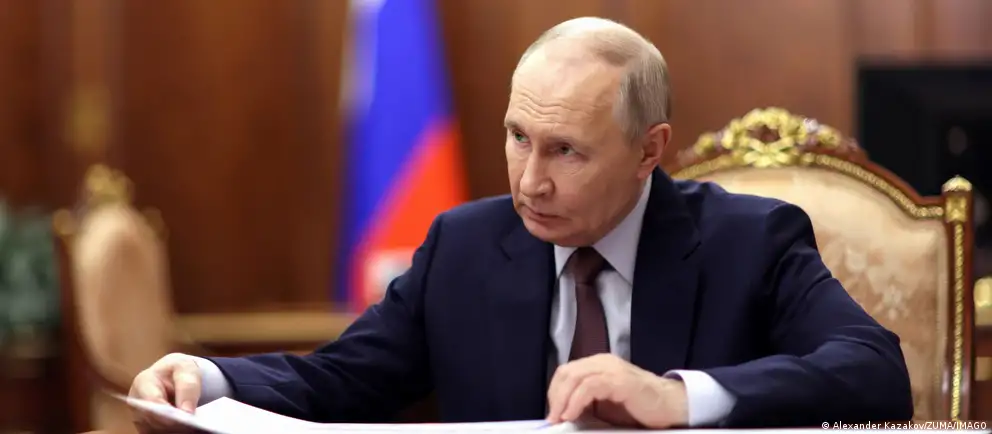 Президент России утвердил поправки в антикоррупционное законодательство: государство перестанет контролировать сделки, совершенные чиновниками и их семьями до назначения на должность и до заключения брака, а в декларациях нужно будет указывать совокупный семейный доход.