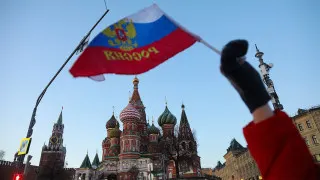 На фоне падения ВВП, снижения спроса и роста налоговой нагрузки объем просроченных долгов между компаниями в России достиг рекордных 8,2 трлн рублей, что эквивалентно почти 4% ВВП. Больше всего страдают обрабатывающая промышленность и торговля, а неплатежи крупных госкомпаний делают госконтракты убыточными для малого бизнеса.