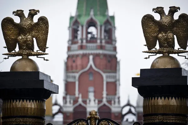 В российских стримингах появились уведомления о том, что в некоторых картинах удалены или скрыты фрагменты из‑за цензуры и требований законодательства; это связано с изменениями регуляции и практикой самоцензуры.