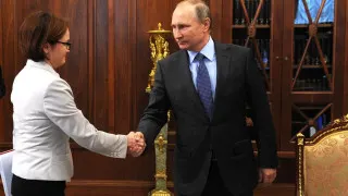 Центральный банк России с начала 2026 года реализовал более 21 тонны золота для финансирования дефицита бюджета на фоне снижения нефтегазовых доходов и роста государственных расходов.