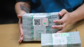За одну апрельскую неделю объем наличных в обращении вырос почти на 240 млрд рублей, поскольку граждане снимают деньги на случай недоступности безналичной оплаты и опасаются усиления контроля за банковскими переводами.
