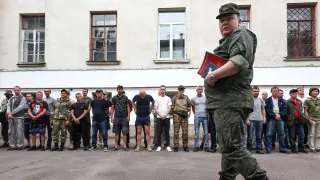Минобороны подготовило поправки к закону о статусе военнослужащих, позволяющие проводить проверку на алкогольное опьянение прямо в воинских частях с применением алкотестеров и видеозаписи, без обязательной доставки в медучреждение.