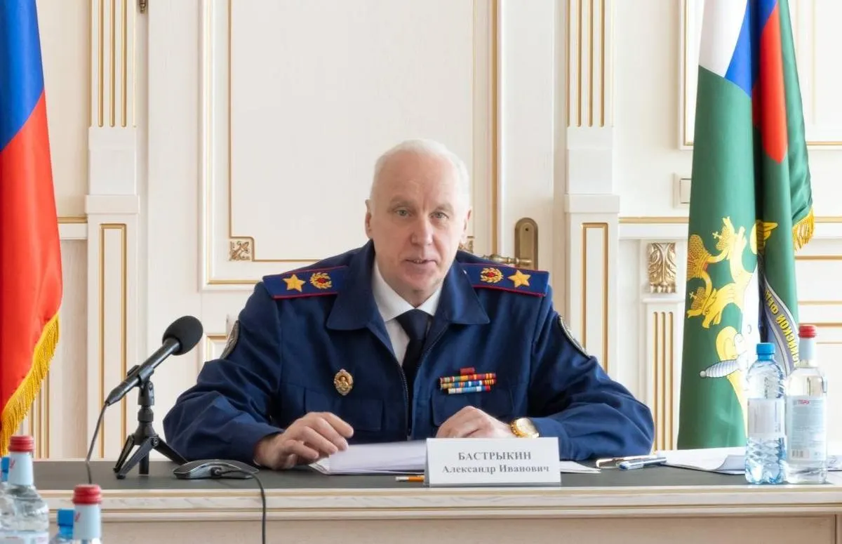 Александр Бастрыкин на заседании координационного совета поручил провести проверку детских книг писателя Григория Остера, включая «Вредные советы», сочтённые участниками встречи сомнительными с педагогической точки зрения.