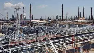 Из-за атак беспилотников приостановлена переработка нефти на Туапсинском, Новокуйбышевском, Саратовском и ряде других крупных нефтеперерабатывающих заводов, что уже отразилось на поставках топлива и биржевой торговле.