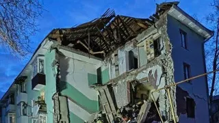 В Сызрани украинский беспилотник попал в многоэтажный жилой дом, частично обрушив подъезд. Из-под завалов спасены 11 человек, в том числе двое детей; еще один удар пришёлся по десятиэтажке. На фоне массированного налёта в ряде регионов ограничивали работу аэропортов.