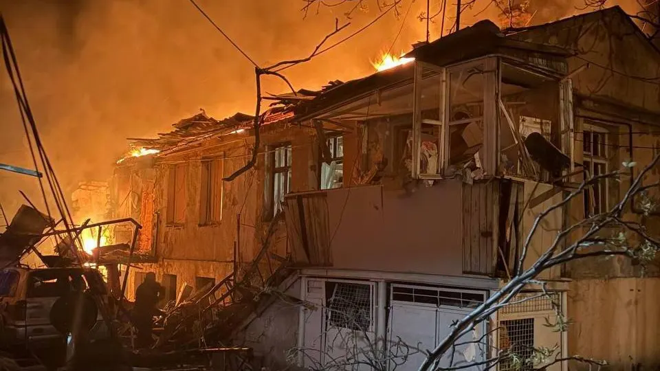 В ночь на 24 апреля российские беспилотники нанесли массированный удар по Одессе, повредив два жилых дома. Погибли двое человек, 15 получили ранения, десятки жильцов эвакуированы. Атаки по жилой застройке в украинских городах продолжаются уже несколько дней подряд.