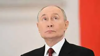 Президент Владимир Путин на форуме «Малая родина — сила России» заявил, что страна должна трудиться на фронт, как в годы Великой Отечественной войны, пообещал продолжить формирование «зоны безопасности» у границ с Украиной и добиться всех целей СВО, тогда как эксперты и источники на Западе говорят о подготовке к затяжным боевым действиям и новой волне мобилизации.