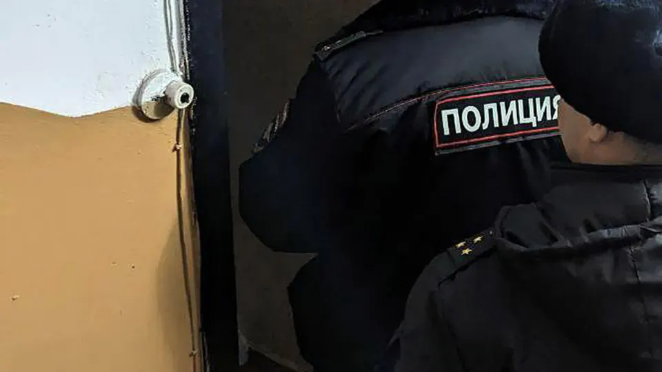 ФСБ задержала двух подозреваемых — один из них несовершеннолетний. Следственный комитет возбудил уголовное дело о хулиганстве. Инцидент произошёл на фоне массовой блокировки Telegram и резкого роста скачиваний VPN.