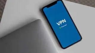 Игроки рынка VPN предупреждают: в ближайшее время оплата таких сервисов с российских банковских карт может быть заблокирована, а хостинг-провайдеров обяжут отключать сервера, дающие доступ к запрещённой информации.