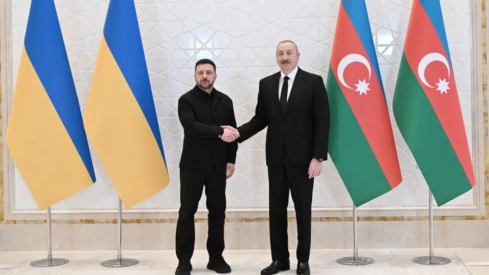 Президент Азербайджана Ильхам Алиев после встречи с Владимиром Зеленским в Габале заявил о поддержке территориальной целостности Украины и сообщил о планах углублять военно-техническое и экономическое сотрудничество двух стран.
