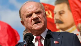 Лидер КПРФ Геннадий Зюганов на заседании Госдумы заявил, что из‑за тяжелого состояния экономики Россия может столкнуться с повторением событий 1917 года, и отметил, что власти предпочли обратить внимание на обращение блогерши Виктории Бони к президенту, хотя коммунисты поднимали те же проблемы раньше.