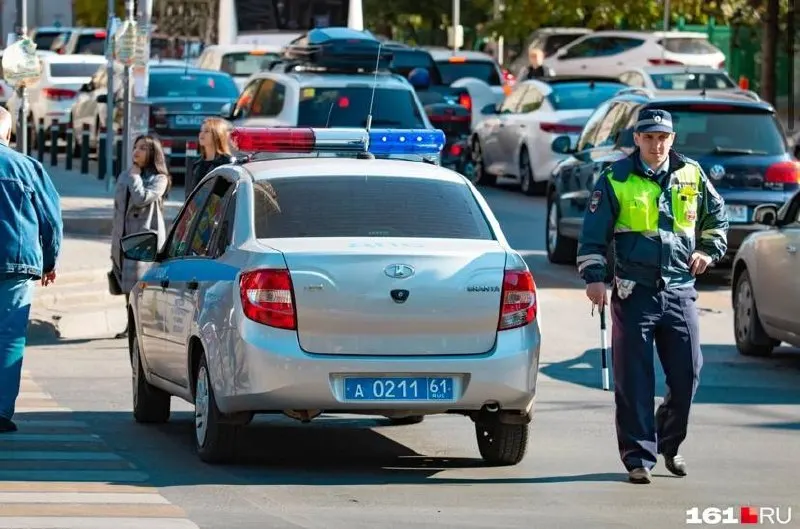 ГИБДД составила 23 протокола на жителя Новокузнецка, который, пытаясь уйти от погони, врезался в движущийся автобус. В полиции рассказали о пострадавших и о возможном опьянении водителя.