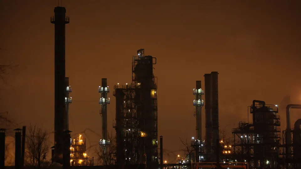 С начала полномасштабной войны по российским нефтеперерабатывающим заводам зафиксировано 158 атак; многие крупные НПЗ в центральной части страны приостановили работу, переработка нефти заметно сократилась.