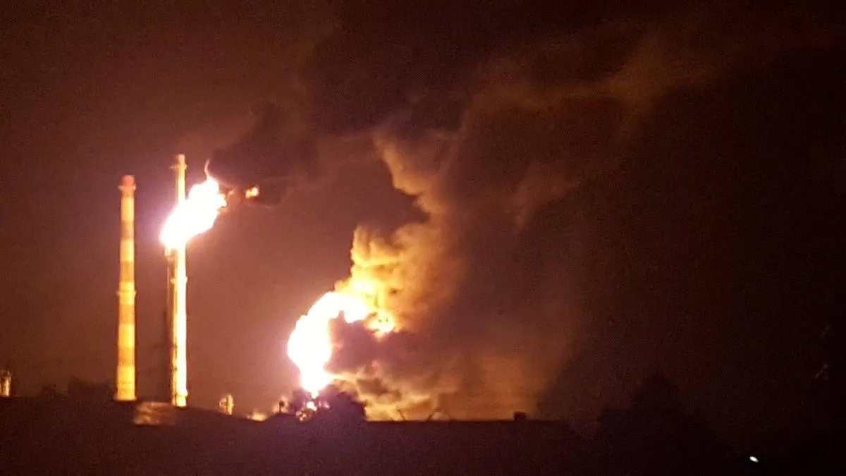 После атак беспилотников на одном из крупнейших НПЗ в Нижегородской области была остановлена основная установка первичной переработки — это привело к сокращению переработки и повлияло на работу нескольких нефтеперерабатывающих заводов в центральной части страны.