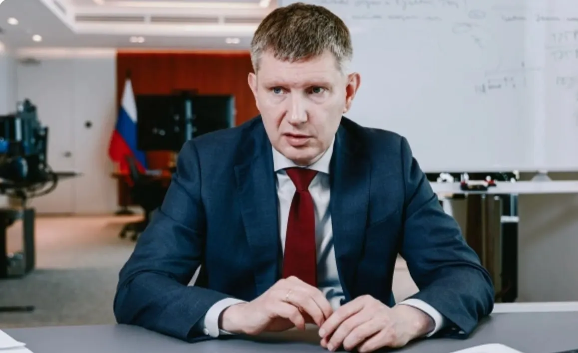 Глава Минэкономразвития Максим Решетников назвал три приоритетных направления: план структурных изменений, бюджетная консолидация и сохранение гибкости экономики. Эти меры нацелены на рост инвестиций, занятости и производительности труда.