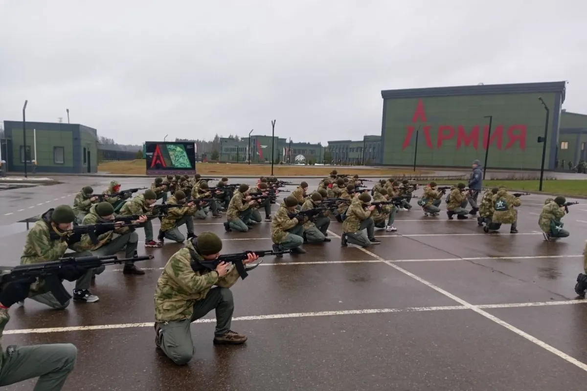 За пять лет на создание и работу центров «Авангард» и «Воин» направлено как минимум 50 млрд рублей. В лагерях школьников обучают строевой подготовке, стрельбе, обращению с оружием, управлению дронами и проводят интенсивное патриотическое воспитание; участники говорят о давлении в пользу службы и поступления в военные вузы.