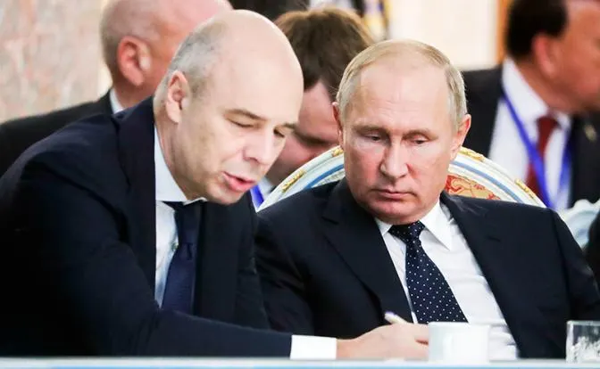 Депутат Госдумы Юрий Афонин заявил, что министр финансов Антон Силуанов фактически признал: ведомство не сможет исполнить внесённый в конце прошлого года проект бюджета. Дефицит уже достиг 5,9 трлн рублей, а с 2026 года вступают в силу повышение НДС и рост налоговой нагрузки на малый бизнес.