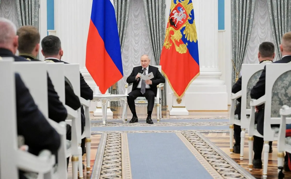 Владимир Путин назвал ночной удар по студенческому общежитию в Старобельске «террористическим», обвинил киевские власти и поручил МИД и Минобороны подготовить меры реакции. По данным, есть погибшие, десятки раненых и пропавших без вести.