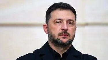 Президент Украины заявил, что российские силы не соблюдают режим тишины: за сутки зафиксировано свыше 150 штурмовых действий, более сотни обстрелов и почти 10 тысяч ударов дронами‑камикадзе. Киев пока воздерживался от дальнобойных ответных ударов.