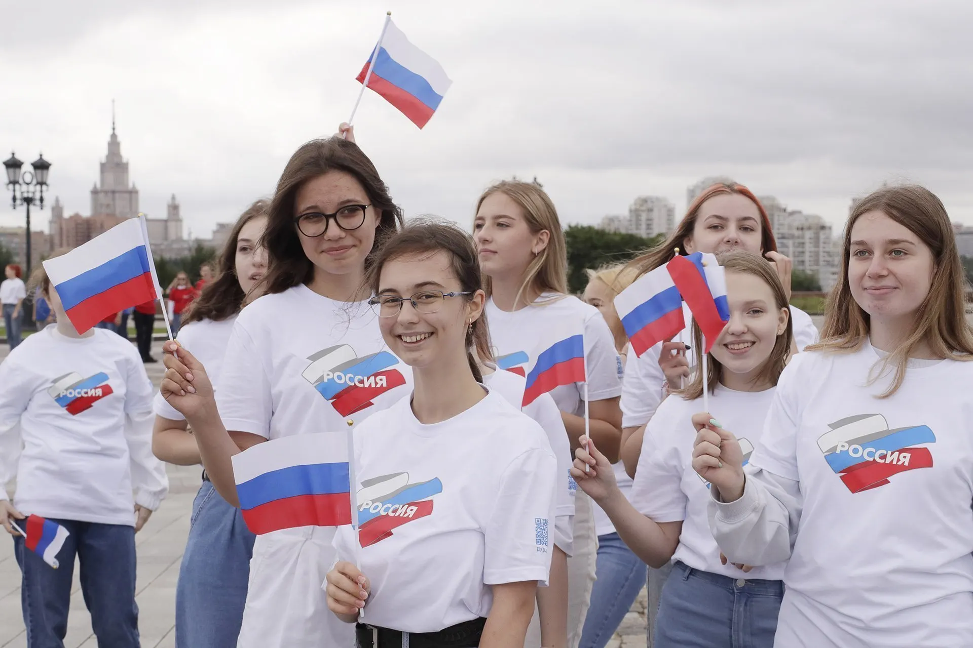 Государство резко увеличивает финансирование патриотических программ для молодежи и вводит сложную систему показателей эффективности. Эксперты предупреждают, что методики исчисления охвата и «патриотизма» приводят к завышенным и формальным результатам.