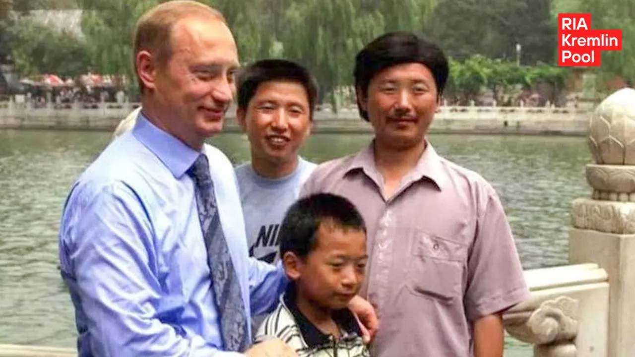 Президент встретил повзрослевшего мужчину, с которым был сфотографирован в поездке 2000 года. Он стал инженером, учился в Москве и говорил, что мечтал рассказать об этом главе государства.