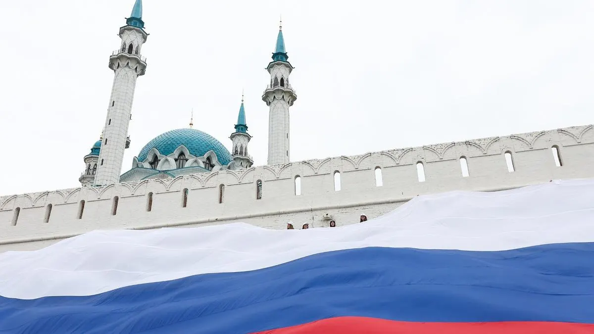 Парламент рассмотрит поправки в КоАП, которые вводят новые составы «преступлений против интересов РФ» и предлагают механизм ареста имущества граждан, уехавших за границу; инициатива поступила от Госсовета Татарстана.