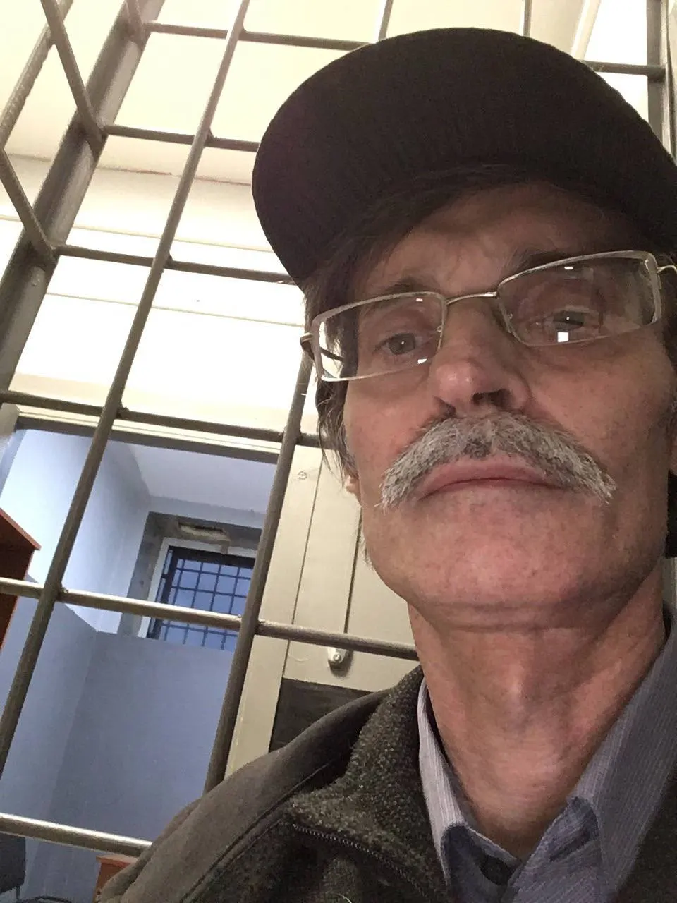 Петрозаводский суд назначил штраф руководителю фракции «Яблоко» Дмитрию Рыбакову по статье о демонстрации экстремистской символики за три поста 2020 года, которые не обнаружены на его странице. Решение может помешать ему участвовать в осенних «выборах». Ранее в разных городах фиксировались задержания и штрафы в отношении членов партии.