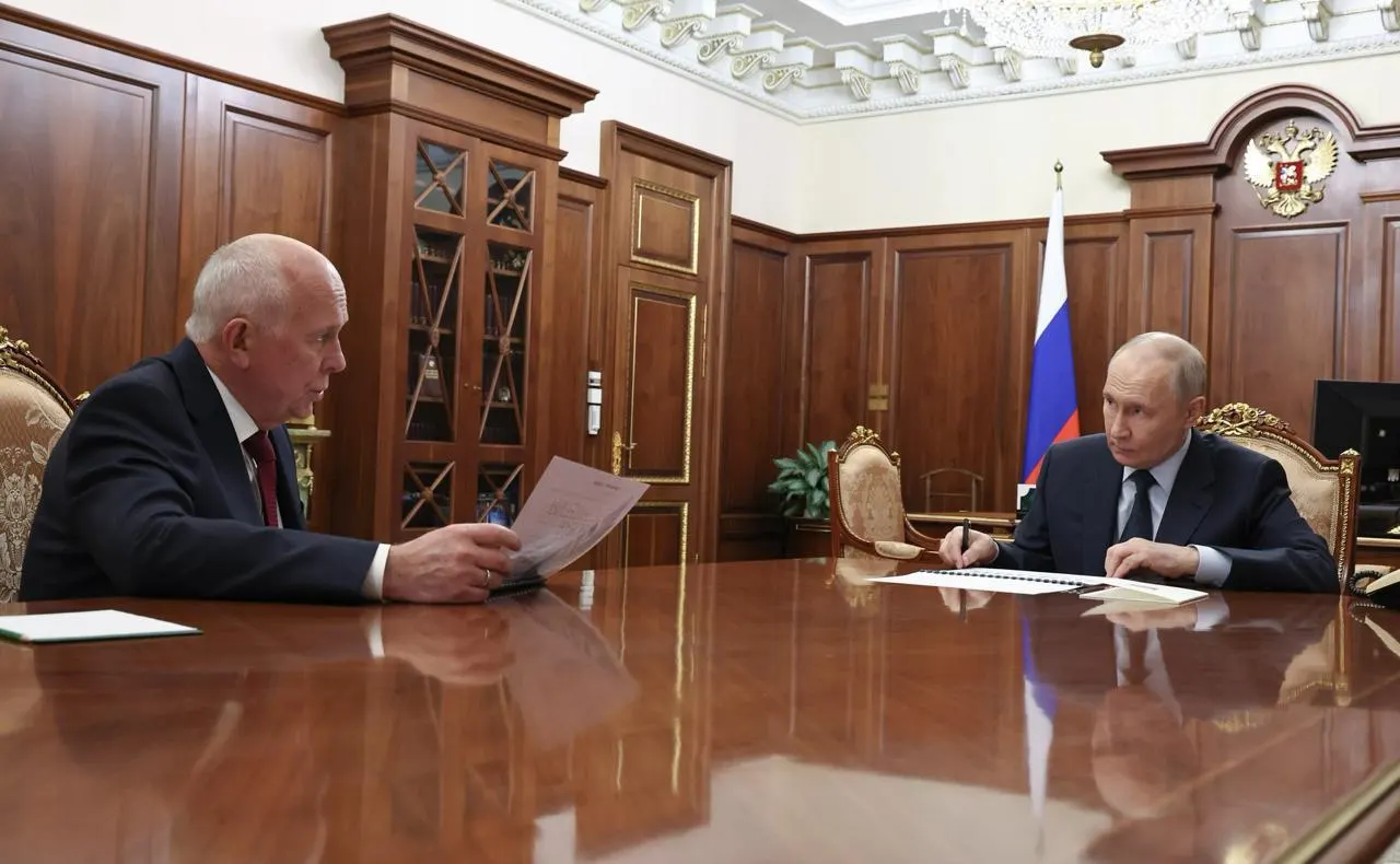Глава «Ростеха» доложил президенту о проблемах с производством МС-21 и Суперджета‑100: серийный запуск отложен минимум до следующего года, а госпланы по выпуску самолетов к 2030‑му пересмотрены.