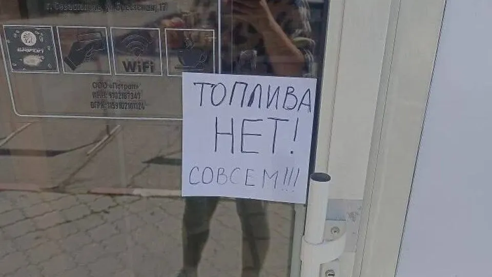 В аннексированном Крыму с 31 мая вводится талонная система на бензин АИ‑95; продажа АИ‑92 ограничивается 20 литрами на одно транспортное средство. Власти обещают нормализовать ситуацию в течение 30 дней.