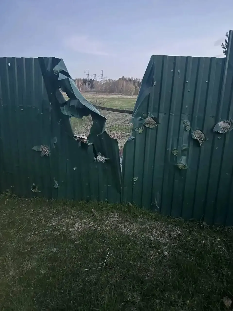 В Подмосковье в результате нападения беспилотника погиб 77‑летний мужчина. В Ленинградской области и других регионах сообщают о множественных сбитых дронах и возгорании в порту Приморск, последствия которого ликвидированы.