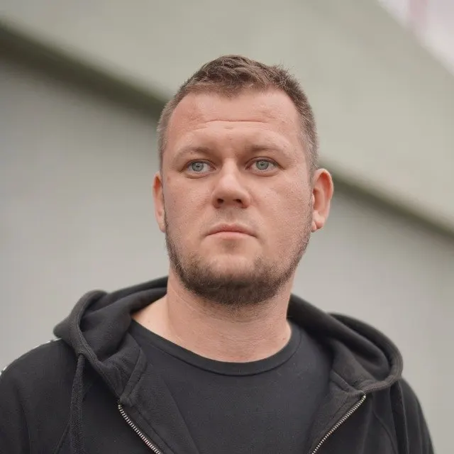 Минюст включил в список «иностранных агентов» украинского блогера и журналиста Дениса Казанского. Он заявил, что не имеет российского гражданства и ожидал скорее иного обвинения — по его словам, в «ДНР» он уже в розыске из‑за книги и материалов.