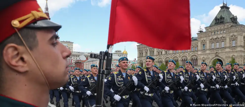 В ряде регионов парады и салюты в честь Дня Победы либо пройдут без военной техники, либо отменены. Власти ссылаются на соображения безопасности; эксперты указывают на потребности фронта и возможные политические эффекты перед выборами.