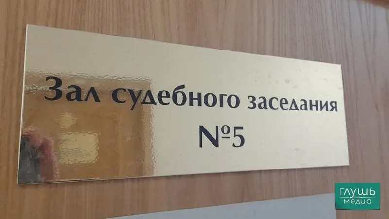ВС РФ предлагает ослабить квалификационные требования для секретарей судебных заседаний: их смогут назначать не только юристов с высшим образованием, но и студентов юридических факультетов. В обосновании отмечается, что работа не требует глубоких юридических знаний и не связана с принятием процессуальных решений.