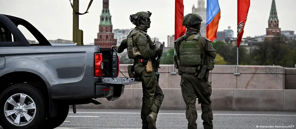 Власти отменили приглашения иностранным СМИ на Красную площадь и объявили сокращённый формат торжеств по соображениям безопасности.