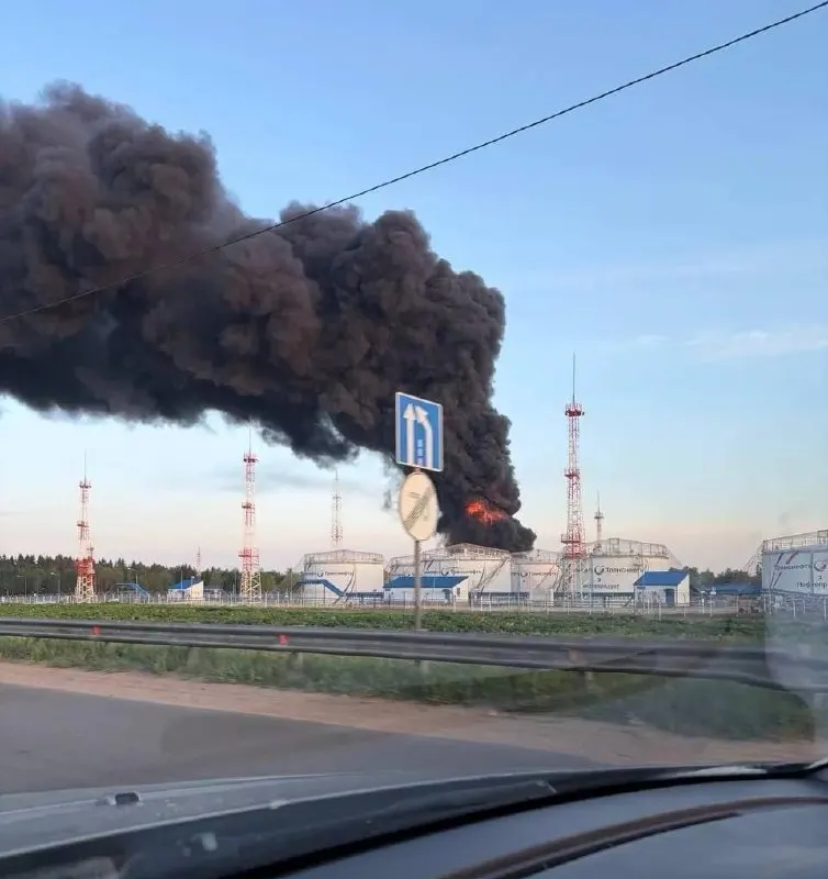 Ночные и утренние удары беспилотников по НПЗ, нефтеналивной станции и технопарку привели к человеческим жертвам, повреждениям жилых домов и сбоям в работе аэропорта.