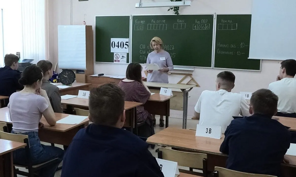 Рособрнадзор выпустил рекомендации: организаторы и охрана не должны прикасаться к сдающим экзамены и их вещам; при срабатывании металлоискателя участников будут просить добровольно показать или сдать предмет.