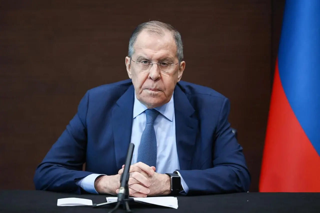 В телефонном разговоре глава МИД России сообщил о намерении нанести удары по объектам в Киеве, связанных с ВСУ, и посоветовал американской стороне эвакуировать сотрудников посольства. Ведомство также отмечает стремление к нормализации работы дипмиссий.