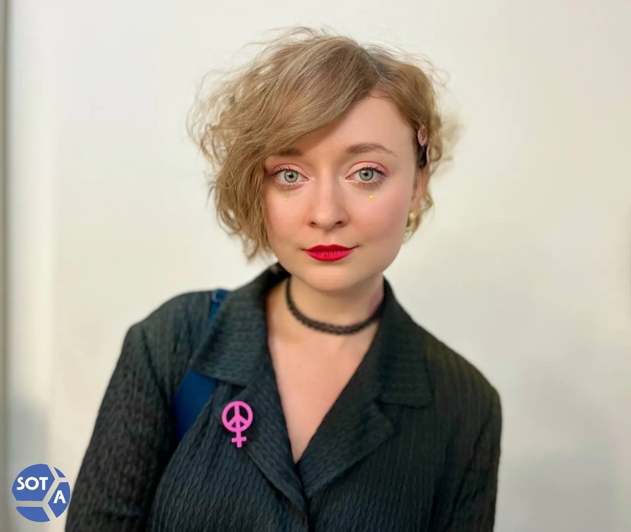 Фем-активистка внесена в реестр после возбуждения уголовного дела о несоблюдении обязанностей «иностранного агента». По данным ведомств, она объявлена в розыск.