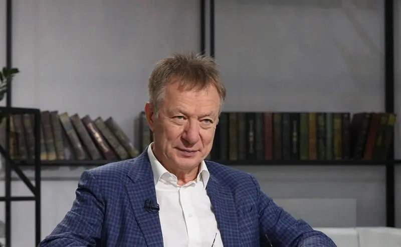 Бизнесмен уехал из страны, воспользовавшись нидерландским гражданством, после решения суда о признании его организации экстремистской и конфискации активов примерно на 8 млрд рублей.