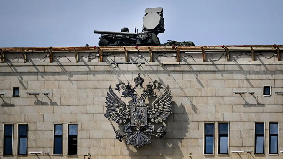 Переброска средств противовоздушной обороны в столицу перед парадом 9 мая ослабила прикрытие других регионов; командование беспилотниками заявляет, что удары будут наноситься по уязвимым энергетическим и периферийным объектам.