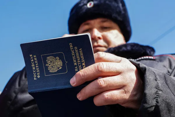 Два правительственных законопроекта значительно повышают сборы за оформление гражданства, видов на жительство и виз. Ожидается, что меры принесут в бюджет свыше 15 млрд рублей в год; правительство предлагало ввести изменения с 1 июля.