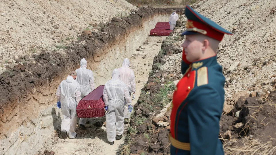 Анализ открытых поимённых списков, реестра наследственных дел и судебной статистики показывает, что документально обоснованный минимум смертей российских военнослужащих с начала полномасштабного вторжения до конца 2025 года составляет около 352 тысяч человек.