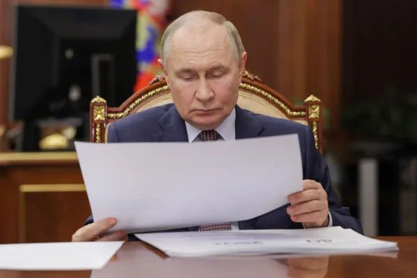 По данным иностранной разведки и нескольких независимых источников, вокруг президента существенно ужесточили режим безопасности: он проводит недели в бункерах, усилили проверки персонала и расширили список лиц под усиленной защитой.