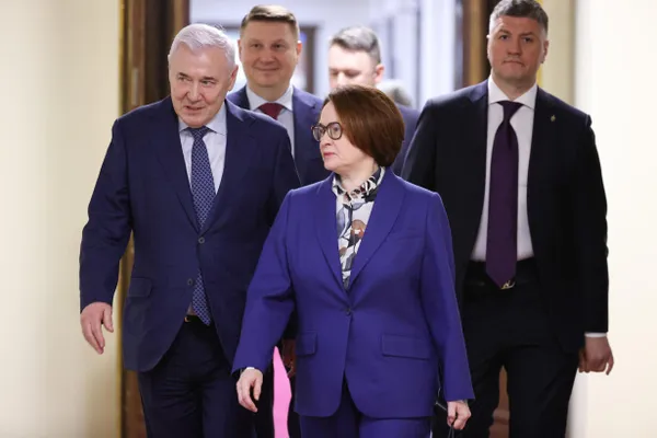 Чиновники и банкиры обсуждают несколько кандидатов на замену Эльвиры Набиуллиной, чей срок истекает 24 июня 2027 года. Окончательное решение остаётся за президентом.