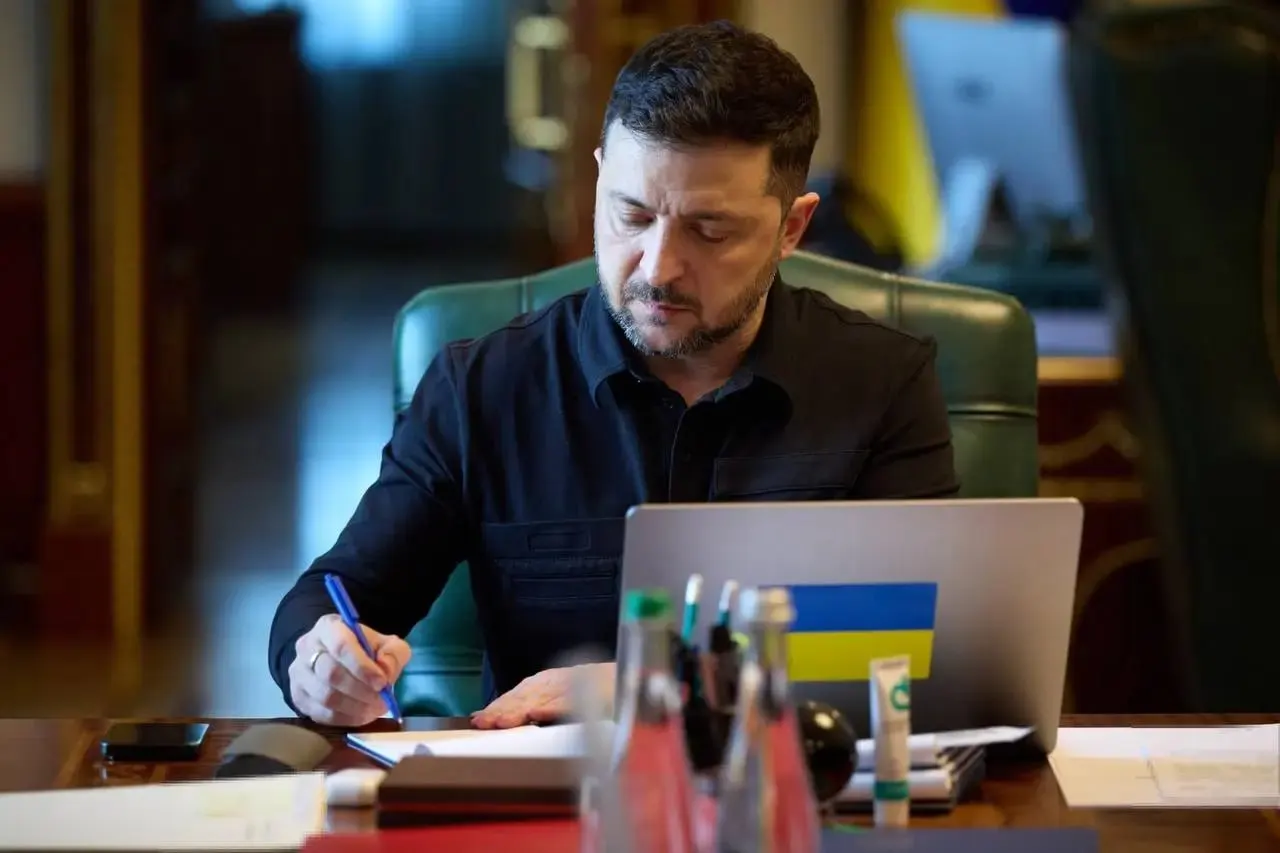 Президент Украины сообщил о начале режима тишины с 00:00 в ночь с 5 на 6 мая и отметил, что официального предложения о перемирии от Москвы не поступало; ранее Минобороны РФ объявило о одностороннем прекращении огня 8–9 мая.